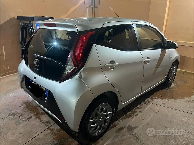 Usata Toyota Aygo 72 CV (52 kW) 2019 Grigio Utilitaria