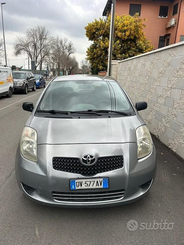 Usata Toyota Yaris 87 CV (63 kW) 2008 Grigio Utilitaria