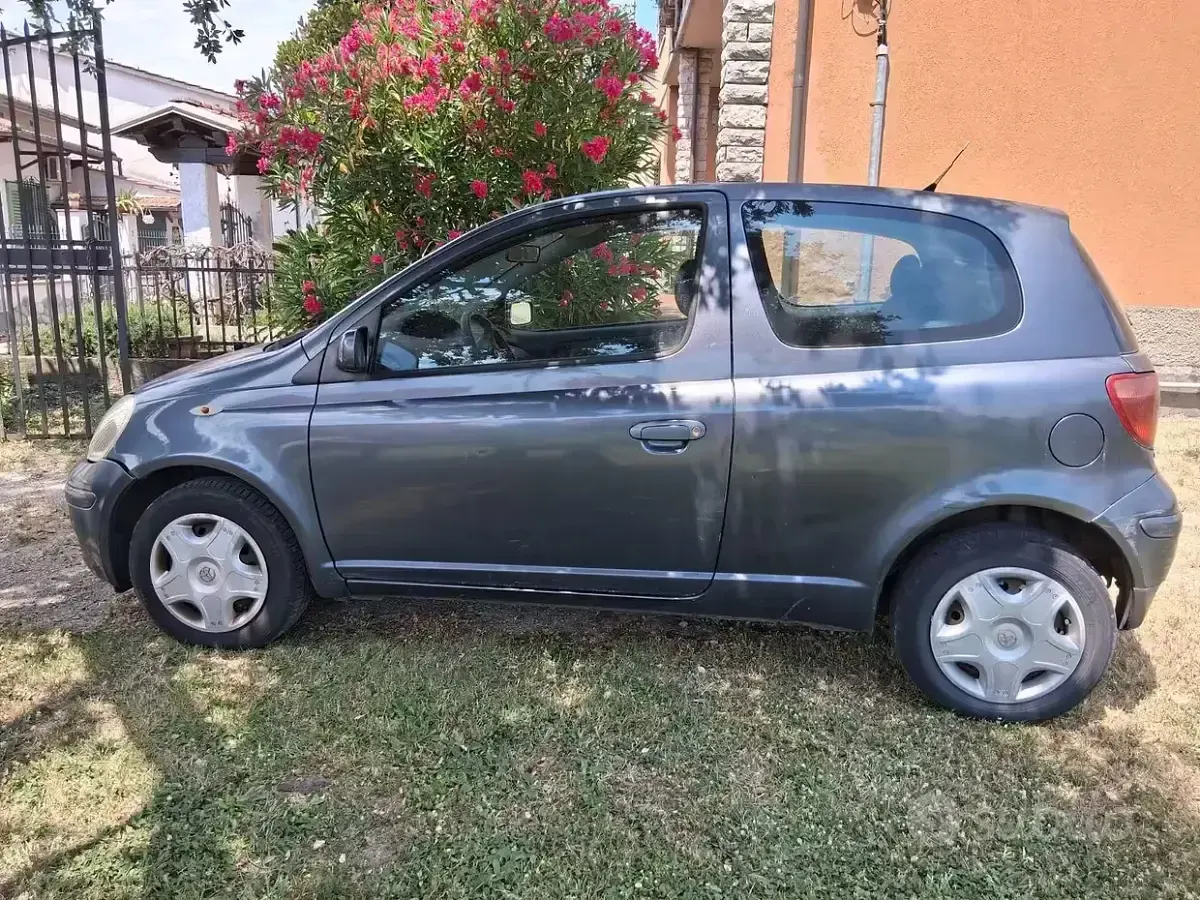 Usata Toyota Yaris 65 CV (47 kW) 2005 Marrone Berlina