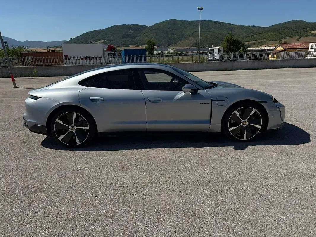 Usata Porsche Taycan Turbo S 559 kW (761 CV) 2021 Argento Berlina