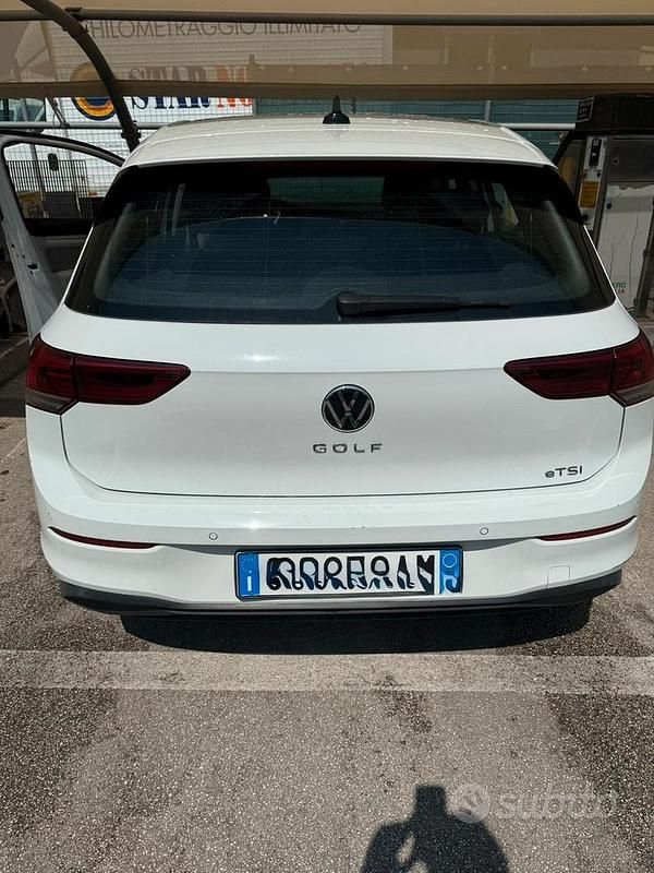 Usata VW Golf VIII Life 130 CV (95 kW) 2022 Bianco Utilitaria