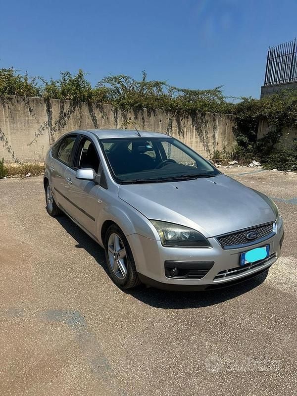 Begagnad Ford Focus 90 HK (66 kW) 2005 Grå Sedan
