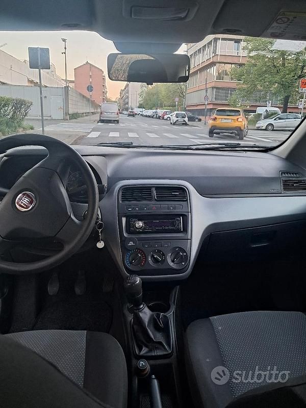 Usata Fiat Grande Punto 75 CV (55 kW) 2011 Bianco Utilitaria