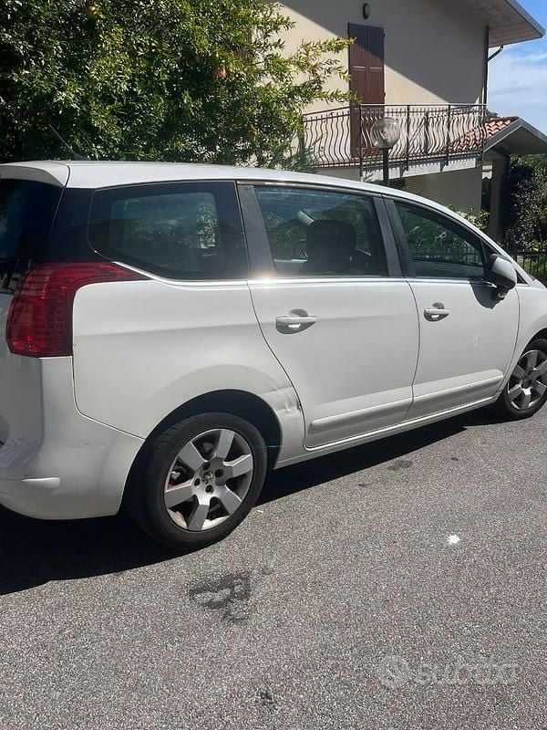 Usata Peugeot 5008 109 CV (80 kW) 2010 Bianco Monovolume