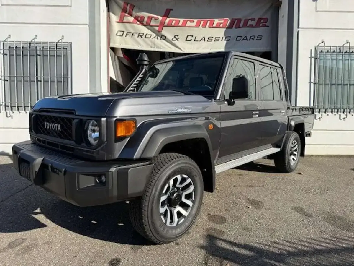 Nuova Toyota Land Cruiser 231 CV (169 kW) 2025 Grigio SUV