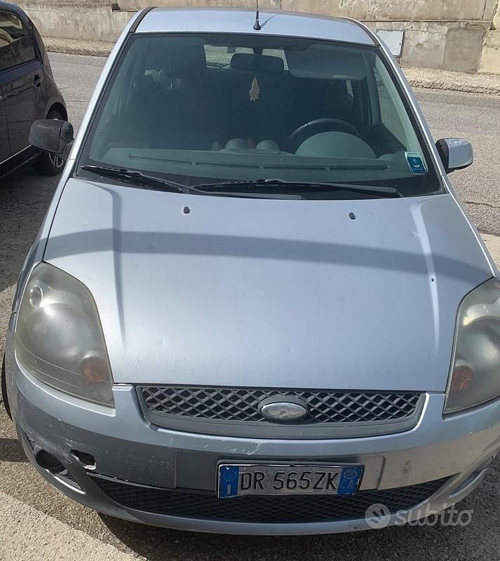 Grigio Usata 2008 Ford Fiesta Due volumi | 2000 € (Buon prezzo) - Immagine 1/4