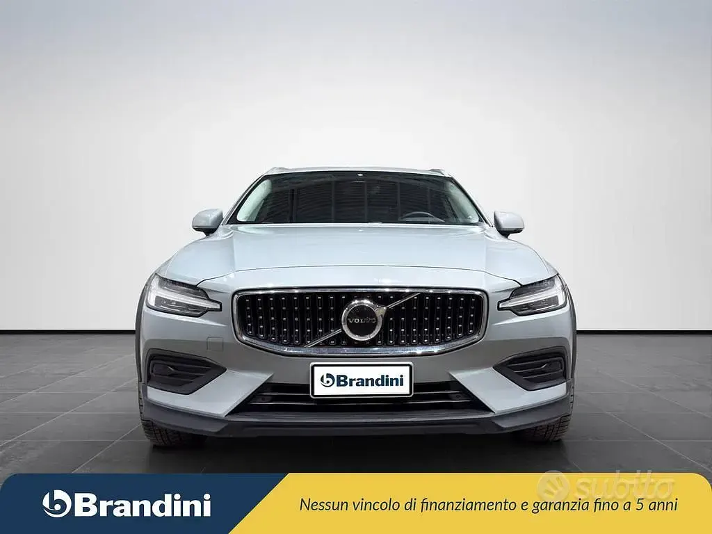 Usata Volvo V60 CC Core 197 CV (144 kW) 2023 Grigio met. Station wagon