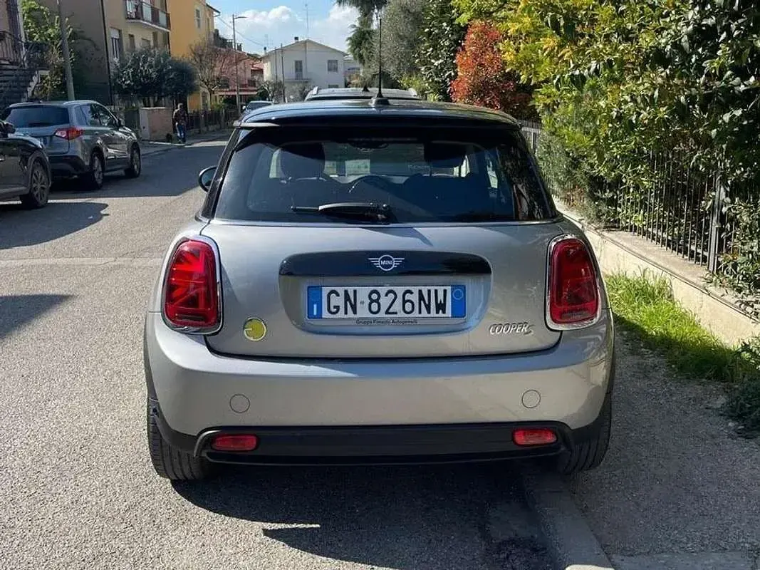 Usata Mini Cooper SE Classic 75 kW (102 CV) 2023 Argento Utilitaria