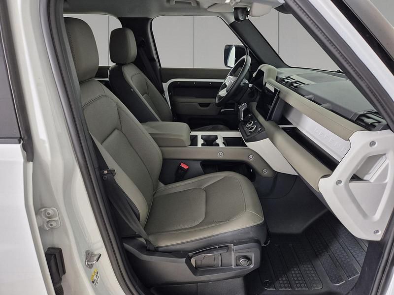 Usata Land Rover Defender S 200 CV (147 kW) 2024 Fuji white SUV