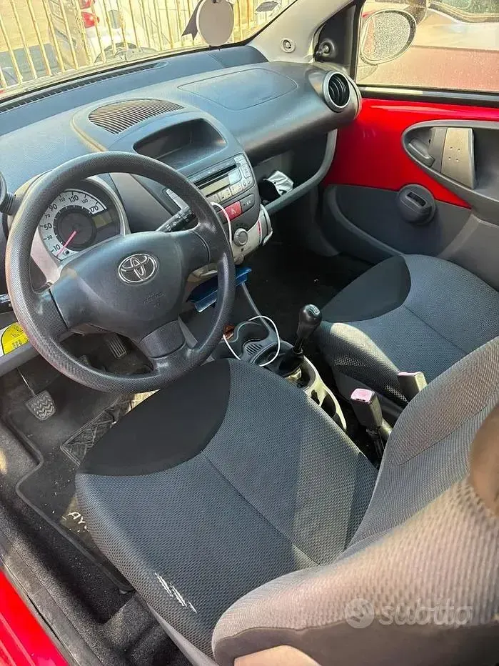 Usata Toyota Aygo 69 CV (50 kW) 2006 Rosso Utilitaria
