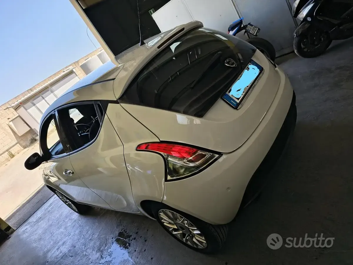 Usata Lancia Ypsilon Gold 69 CV (50 kW) 2013 Bianco Utilitaria