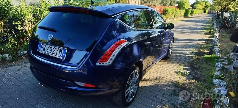 Usata Lancia Delta 130 CV (95 kW) 2014 Blu Utilitaria