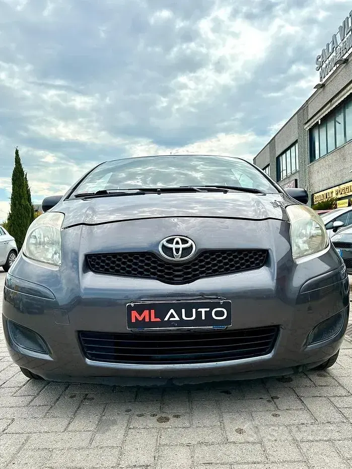 Usata Toyota Yaris 69 CV (50 kW) 2010 Bianco Utilitaria