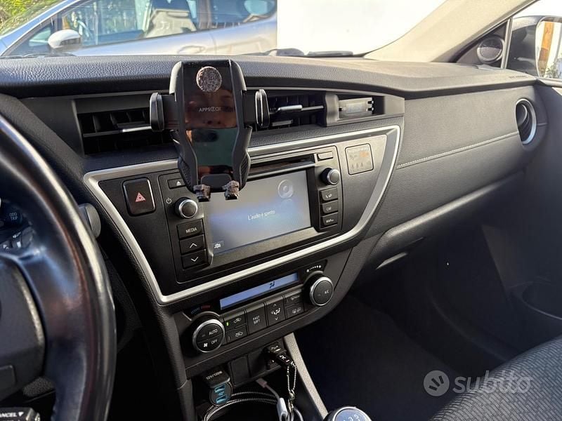 Usata Toyota Auris Active 90 CV (66 kW) 2015 Grigio Berlina