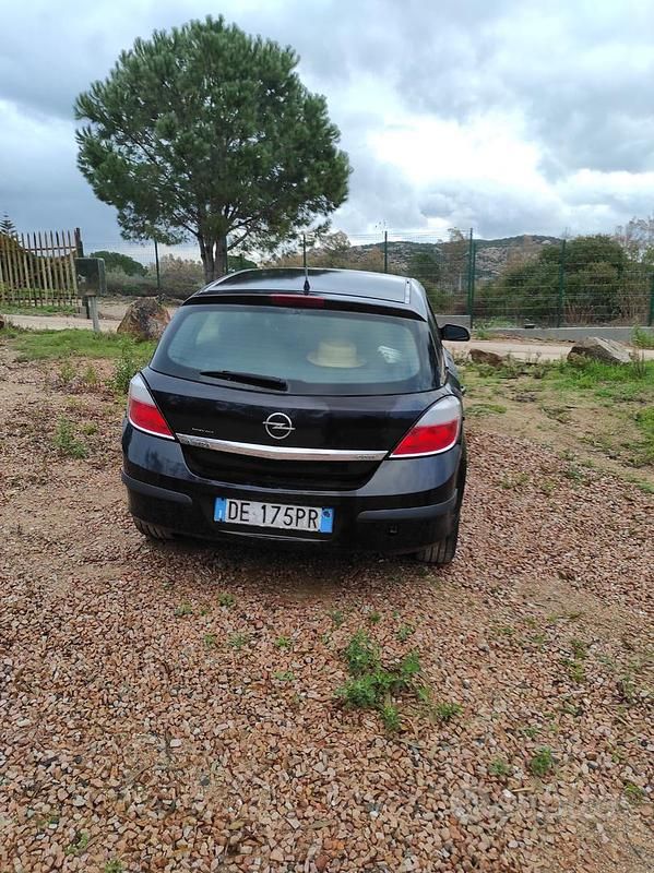 Usata Opel Astra 90 CV (66 kW) 2006 Nero