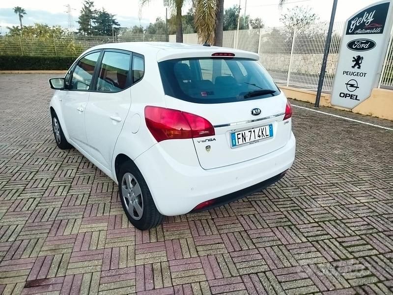 Usata Kia Venga 90 CV (66 kW) 2018 Bianco Utilitaria