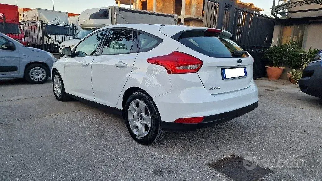 Usata Ford Focus 95 CV (69 kW) 2017 Bianco pastello Berlina