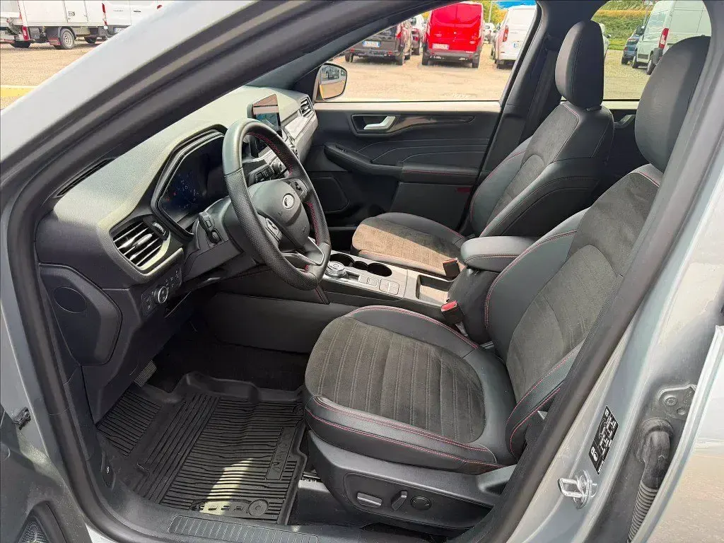 Usata Ford Kuga ST-Line X 225 CV (165 kW) 2023 Solar yellow (metallizzato) SUV