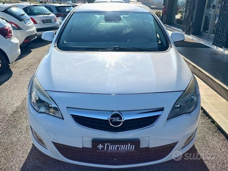 Usata Opel Astra Cosmo 101 CV (74 kW) 2010 Bianco Berlina