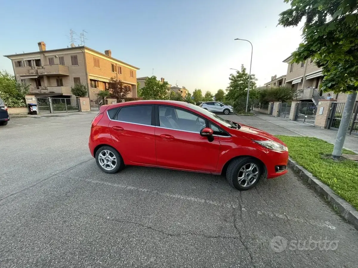 Usata Ford Fiesta 75 CV (55 kW) 2016 Rosso Utilitaria
