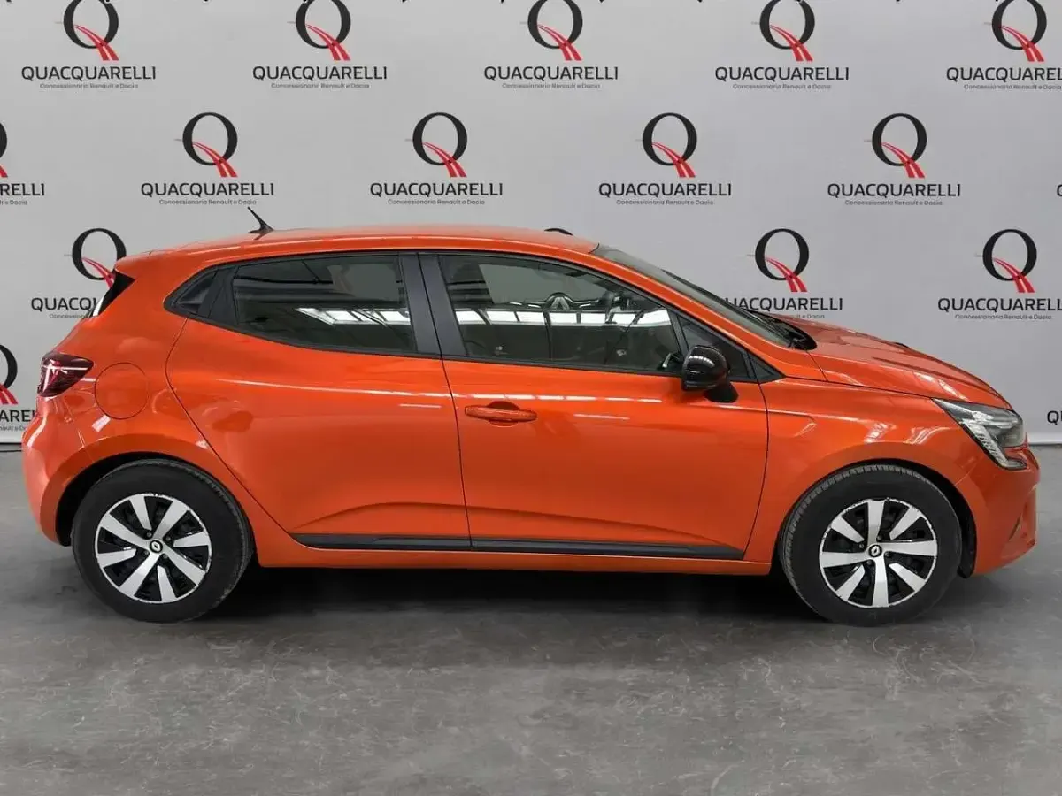 Usata Renault Clio V Evolution 140 CV (102 kW) 2023 Arancione Berlina