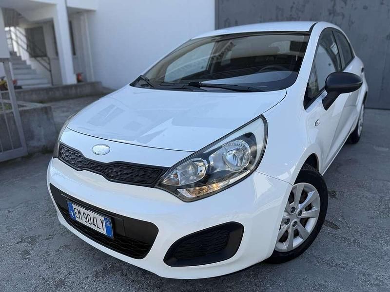 Usata Kia Rio 75 CV (55 kW) 2012 Bianco Berlina