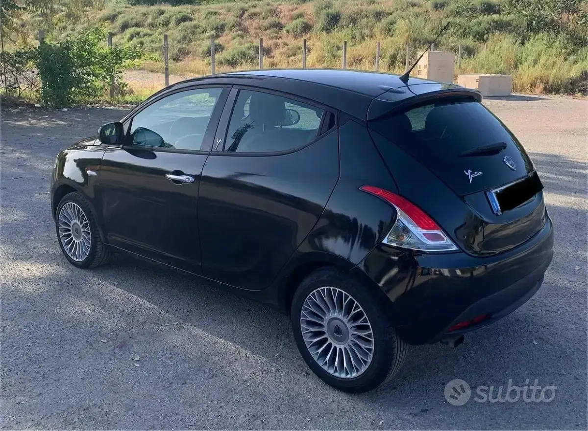Usata Lancia Ypsilon Gold 95 CV (69 kW) 2016 Nero Utilitaria