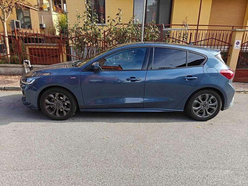 Blu/azzurro Usata 2023 Ford Focus ST-Line X Tre volumi | 23.999 € (Molto cara) - Immagine 1/4