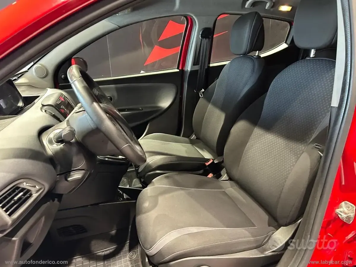 Usata Lancia Ypsilon Gold 69 CV (50 kW) 2016 Rosso Utilitaria