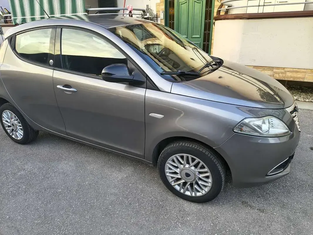 Usata Lancia Ypsilon Silver 85 CV (62 kW) 2013 Grigio Utilitaria