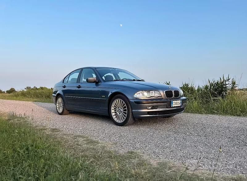Usata BMW 318 Efficient Dynamics 118 CV (86 kW) 1999 Blu/azzurro Berlina