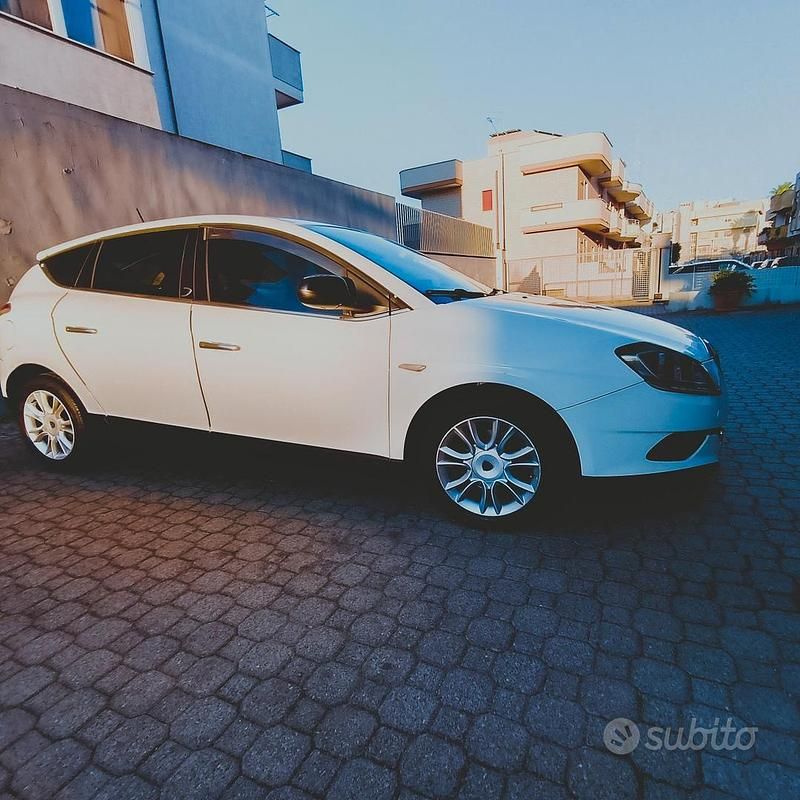 Bianco Usata 2009 Lancia Delta Due volumi | 3000 € (Buon prezzo) - Immagine 1/4