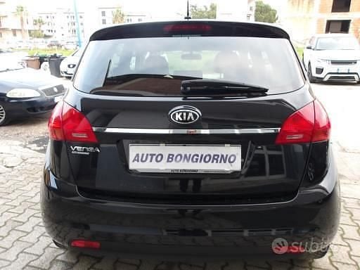 Usata Kia Venga Active 89 CV (65 kW) 2015 Nero Utilitaria