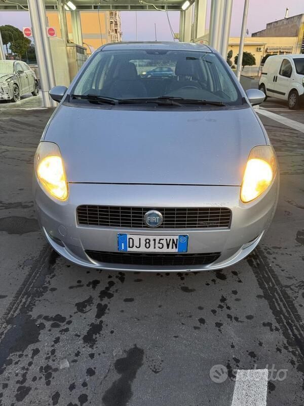 Grigio Usata 2007 Fiat Grande Punto Due volumi | 2400 € (Cara) - Immagine 1/4