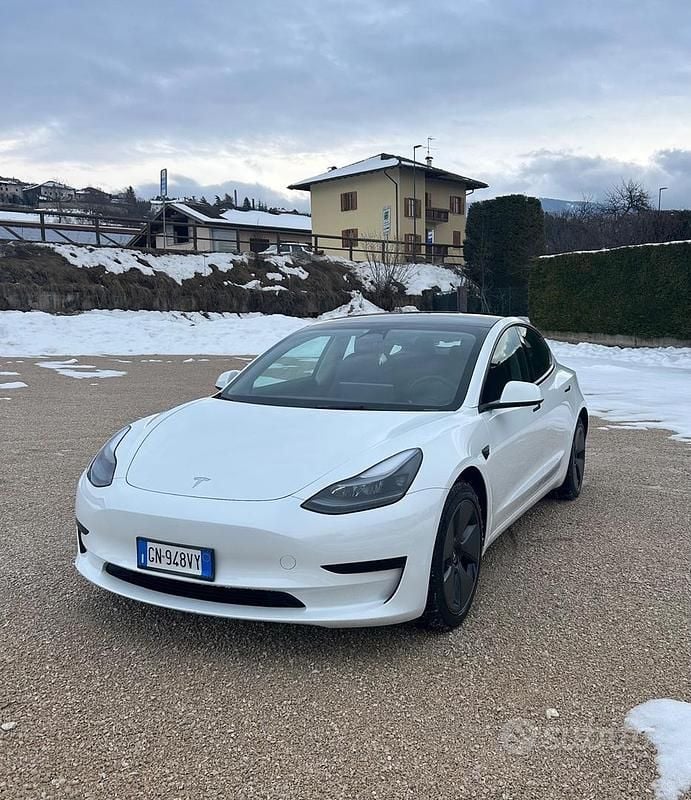 Bianco Usata 2023 Tesla Model 3 RWD Berlina | 28.500 € (Ottimo prezzo) - Immagine 1/4