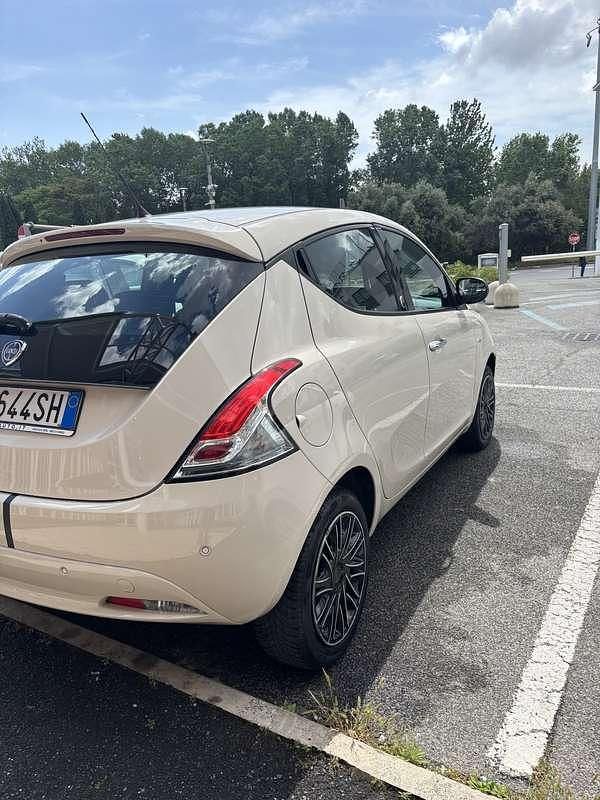 Usata Lancia Ypsilon Gold 69 CV (50 kW) 2018 Utilitaria