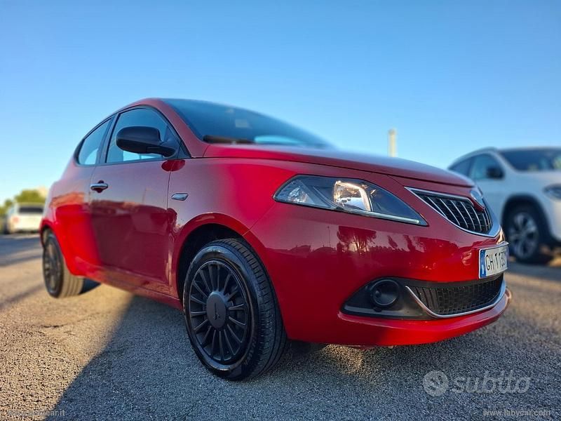Usata Lancia Ypsilon Silver 69 CV (50 kW) 2022 Rosso Utilitaria
