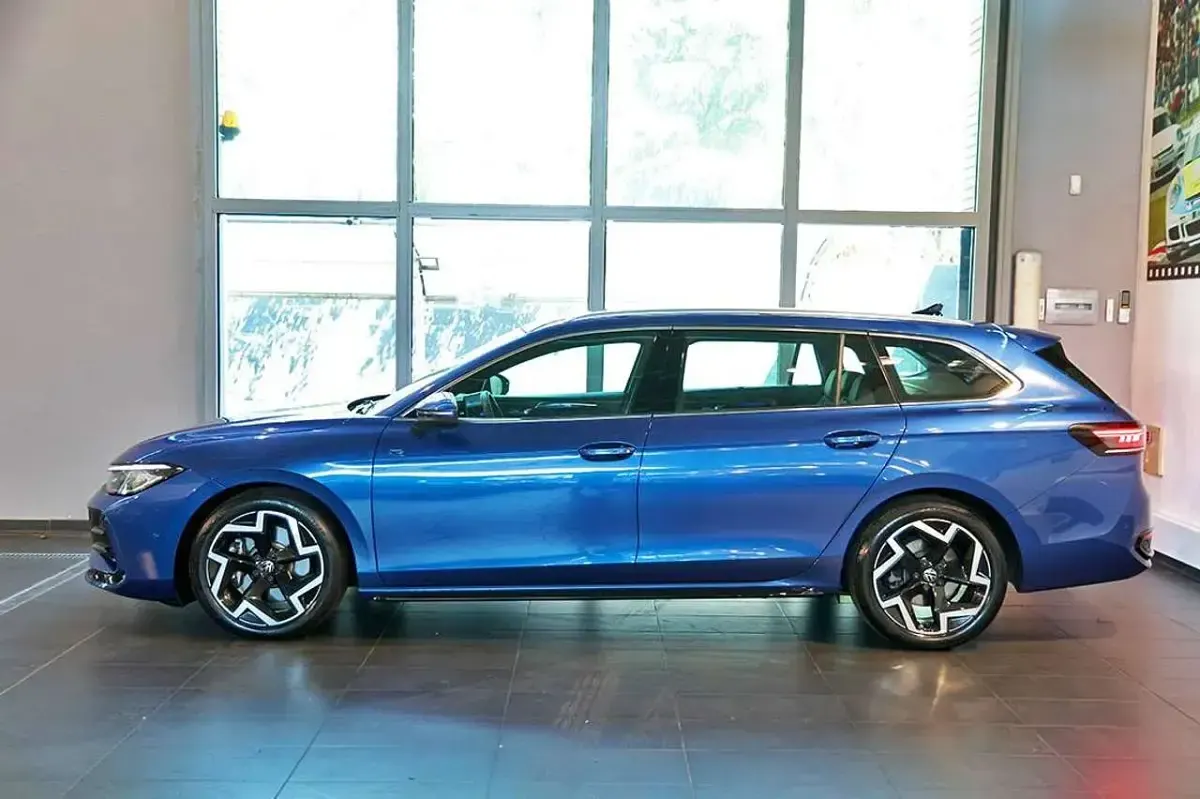 Usata VW Passat R-line 193 CV (141 kW) 2024 Blu/azzurro Station wagon
