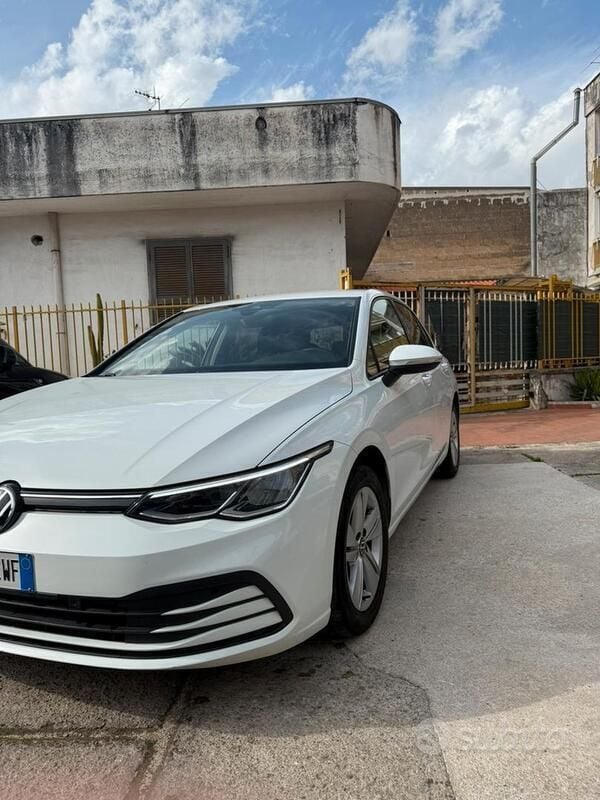Usata VW Golf VIII 150 CV (110 kW) 2020 Bianco Utilitaria