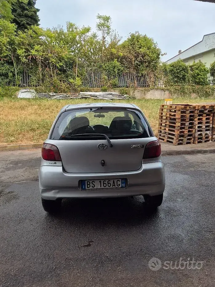 Usata Toyota Yaris 68 CV (50 kW) 2001 Grigio Utilitaria