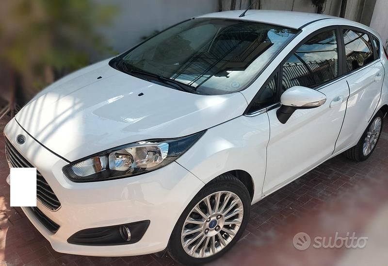 Bianco Usata 2015 Ford Fiesta Due volumi | 8000 € (Cara) - Immagine 1/4