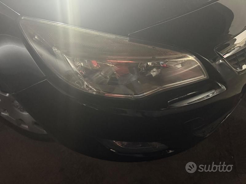 Usata Opel Astra 140 CV (102 kW) 2010 Nero Berlina