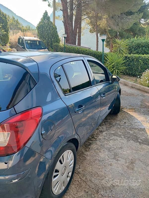 Usata Opel Corsa 90 CV (66 kW) 2010 Blu Utilitaria