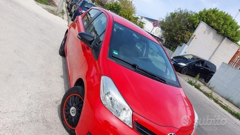 Usata Toyota Yaris 65 CV (47 kW) 2012 Rosso Utilitaria
