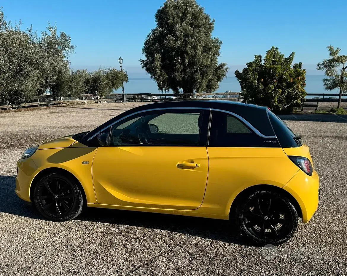 Usata Opel Adam 90 CV (66 kW) 2016 Utilitaria