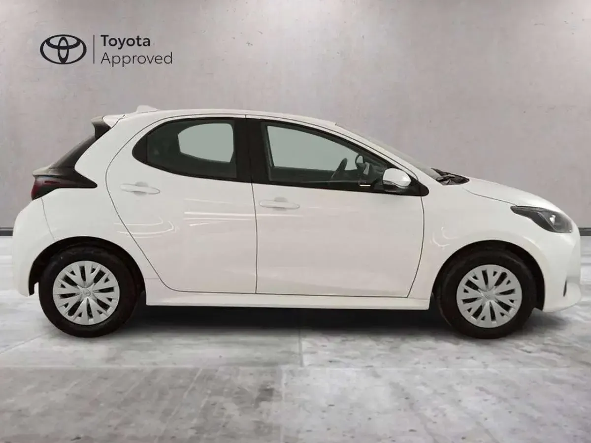 Usata Toyota Yaris Hybrid 92 CV (67 kW) 2025 Bianco Berlina