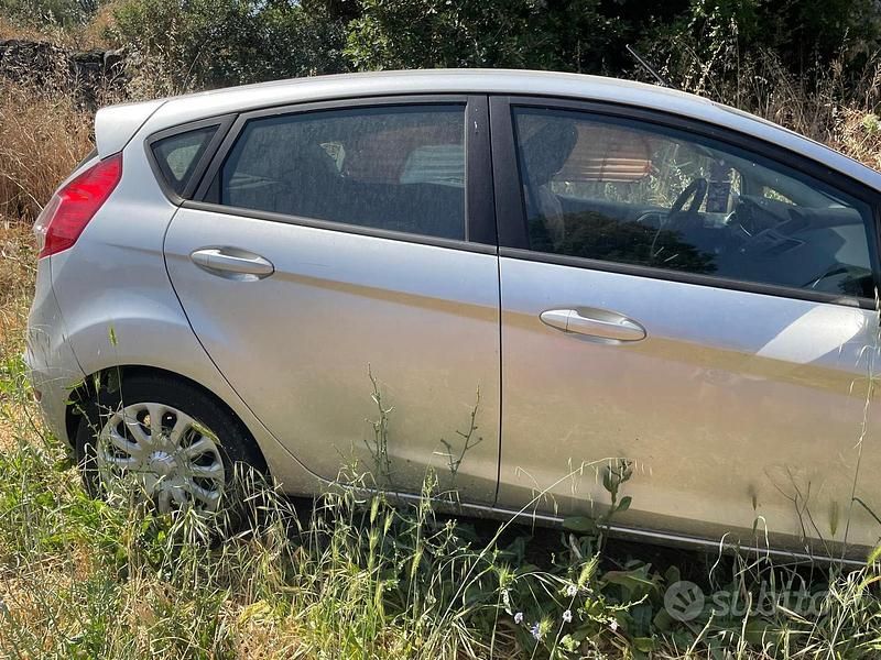 Usata Ford Fiesta 97 CV (71 kW) 2017 Grigio Utilitaria
