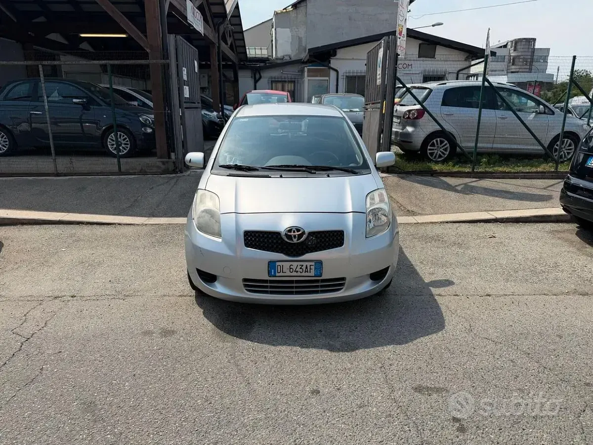 Usata Toyota Yaris 90 CV (66 kW) 2007 Grigio Utilitaria