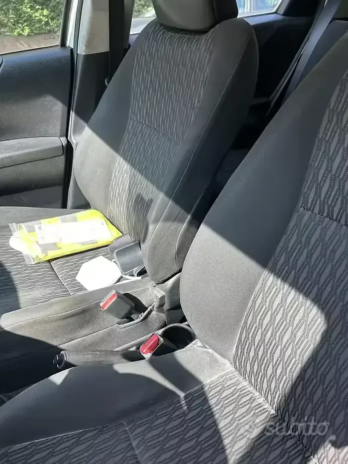 Second-hand Toyota Yaris 65 CP (47 kW) 2012 Hatchback