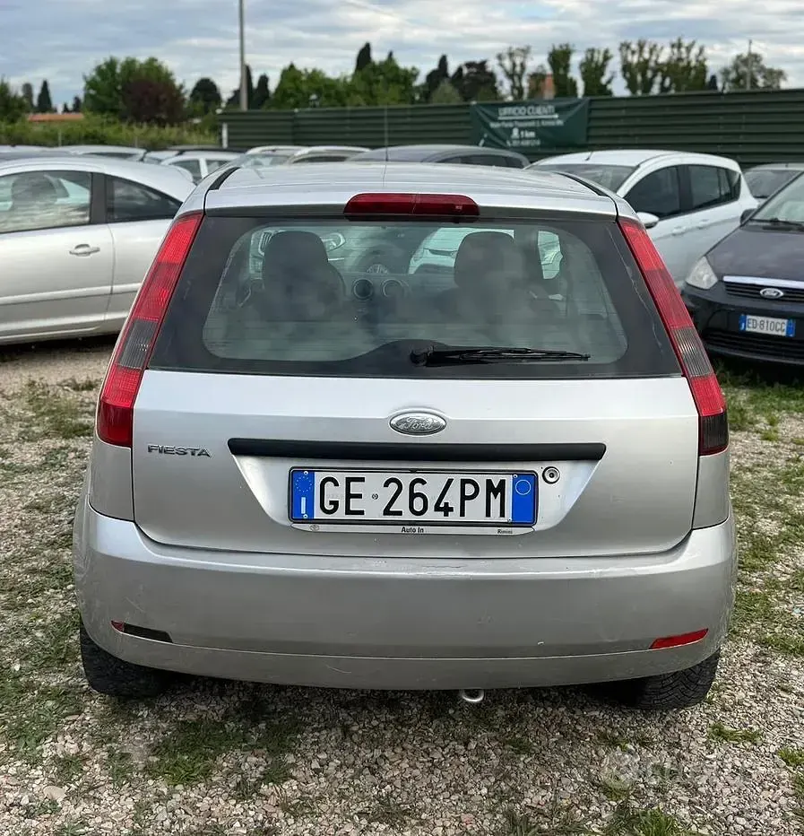 Usata Ford Fiesta Ghia 75 CV (55 kW) 2003 Grigio Utilitaria
